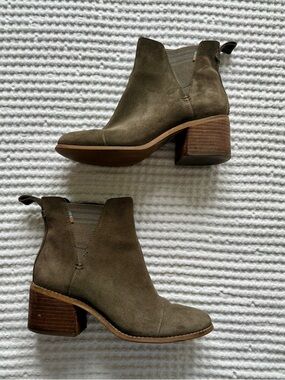 TOMS Esme Tarmac Olive Suede Chelsea Boots - Women's Size 6 - Block Heel